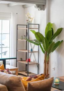 Beautifully Renovated 4 Bedroom Apt + Kids Room