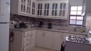 Michand Guest Apartments- Cozy one or two bedroom- 5 walk minutes from airport 10 mins drive to Oistins or beach