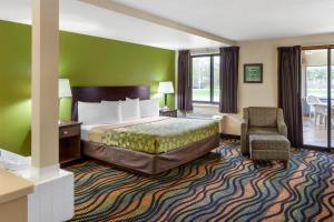 King Suite - Non-Smoking room in Econo Lodge Inn & Suites