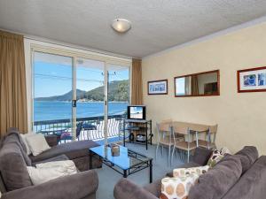 Bella Vista Unit 3 19 Shoal Bay Road