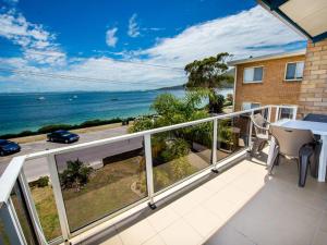 Castaways Unit 8 17 Shoal Bay Road