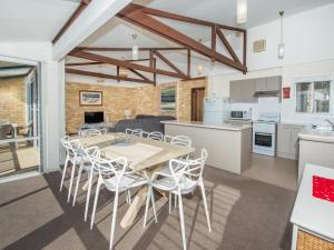 Castaways Unit 8 17 Shoal Bay Road