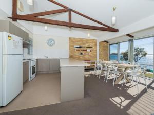 Castaways Unit 8 17 Shoal Bay Road