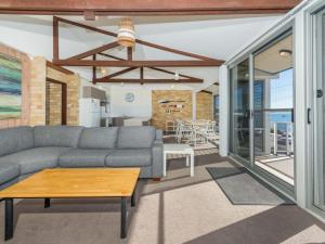 Castaways Unit 8 17 Shoal Bay Road