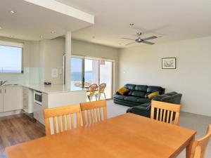 Del Rae Unit 12 25 Shoal Bay Road