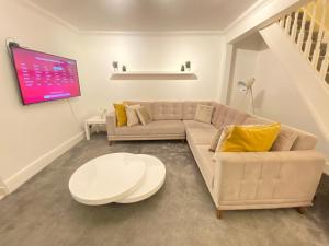 4 Bed house sleeps 8 next to Chatham station and Chatham city centre