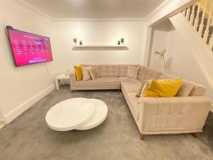 4 Bed house sleeps 8 next to Chatham station and Chatham city centre