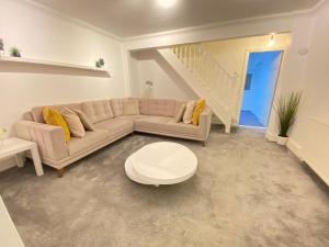 4 Bed house sleeps 8 next to Chatham station and Chatham city centre