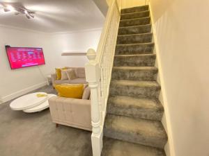 4 Bed house sleeps 8 next to Chatham station and Chatham city centre