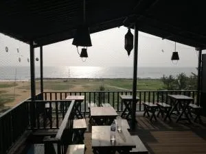 Le Petit Hotel & Restaurant - Ettukala