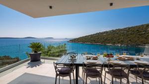 Villa Lijub SeaFront - 4 bedroom Villa - Stunning Sea Views - Gym and WiFi