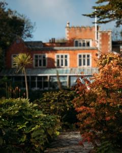 Maenporth Road, Falmouth, TR11 5HT, England.