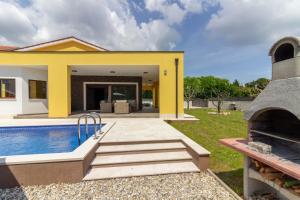 Modern villa Eve in Medulin with pool near the beach