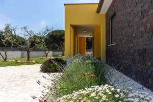 Modern villa Eve in Medulin with pool near the beach