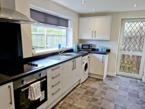 Warsett Crescent, 5 bedrooms near the coast. - Lingdale