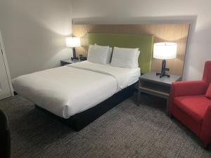 King Room - Accessible/Non-Smoking room in Country Inn & Suites by Radisson Vallejo Napa Valley CA
