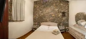 Traditional stone house - Khalandrianí