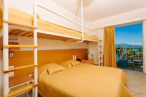 Family Room with Sea View room in HOTEL SISSY