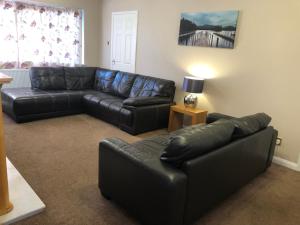 Number One - Fully Equipped Self Catering Four Bedroom House next to Dunedin, 15 mins to Spurn, 20 mins to Saltend, 12 mins to Easington