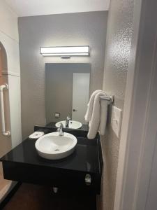 Queen Room - Non-Smoking room in Motel 6-Bakersfield CA - South