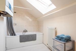 Appartements Celestial - GOLDEN TREE - WIFI - 20min St-Croix & Center Parcs : photos des chambres