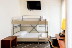 Small Double Room with Bunk Bed room in Hotel International