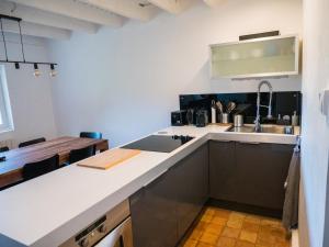 Maisons de vacances La Petite Maison, jardin et jacuzzi, proche de Lyon : Maison 2 Chambres