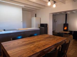 Maisons de vacances La Petite Maison, jardin et jacuzzi, proche de Lyon : photos des chambres