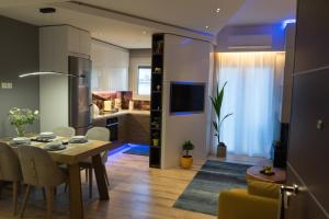 Luxurious & cozy down town home 82’