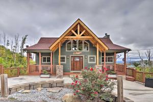 Woodsy Retreat w Fire Pit & Resort Amenities