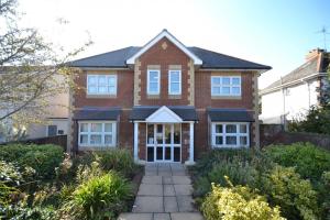 Swanage Holiday Penthouse Apartment, Moments from Beach and Town, On Site Parking, Fast WIFI, Sleeps up to 6, Rated Exceptional