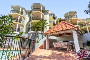 Seaside apartment minutes from Sunshine Beach