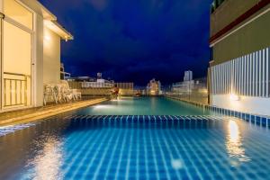Hallo Patong Hotel - Rooftop Pool - Stunning Mountain Views & OTOP Market