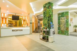 Hallo Patong Hotel - Rooftop Pool - Stunning Mountain Views & OTOP Market