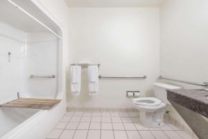 Super 8 by Wyndham Fort Worth Downtown South