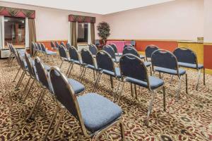 Super 8 by Wyndham Fort Worth Downtown South