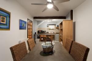 Maisons de vacances Gite urbain les jardins de la meyne : photos des chambres