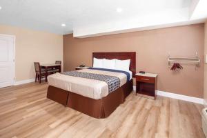 1 King Bed, Mobility/Hearing Impaired Access Room, Roll-In Shower, Non-Smoking room in Travelodge by Wyndham Harbor City
