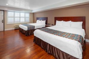 King Room with Two King Beds - Non-Smoking room in Travelodge by Wyndham Harbor City