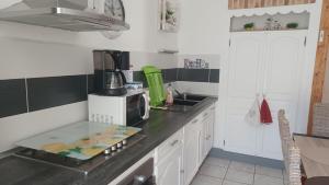 Appartements APPARTEMENT, LA ROUTE DES GRANDES ALPES , 5 couchages, GARAGE pour motards, cyclistes, POSSIBILITE de studios supplementaires, si plus de 6 pers : photos des chambres