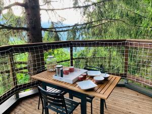 B&B / Chambres d'hotes Cabane dans las arbres - Valmo'Insolite : Chambre Double - Vue sur Montagne