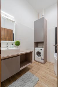 Amora Homes 3 bedrooms bright flat in the heart of the city -FREE PARKING Need Reservation
