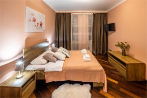 The MAIN square! 2 separated bedrooms, balcony