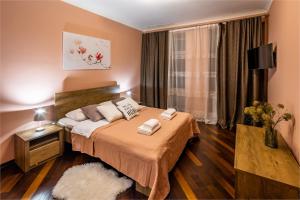 The MAIN square! 2 separated bedrooms, balcony