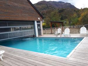 Appartement 2 chambres avec jardinet, piscine vue sur la montagne