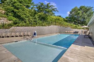 5 Mi to Marvel Cave Ground-Level Branson Apt!