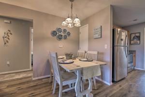 5 Mi to Marvel Cave: Ground-Level Branson Apt!
