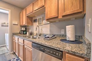 5 Mi to Marvel Cave Ground-Level Branson Apt!