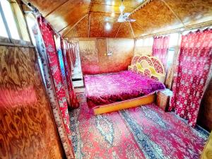 Rajas Palace Houseboat - Kashmir