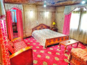Rajas Palace Houseboat - Kashmir